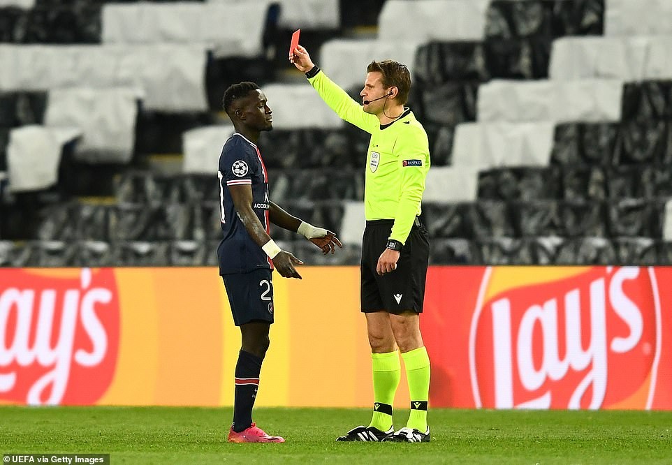 42341156-9516305-It_got_worse_for_the_hosts_as_midfielder_Idrissa_Gueye_was_sent_-a-10_1619646835938.jpg