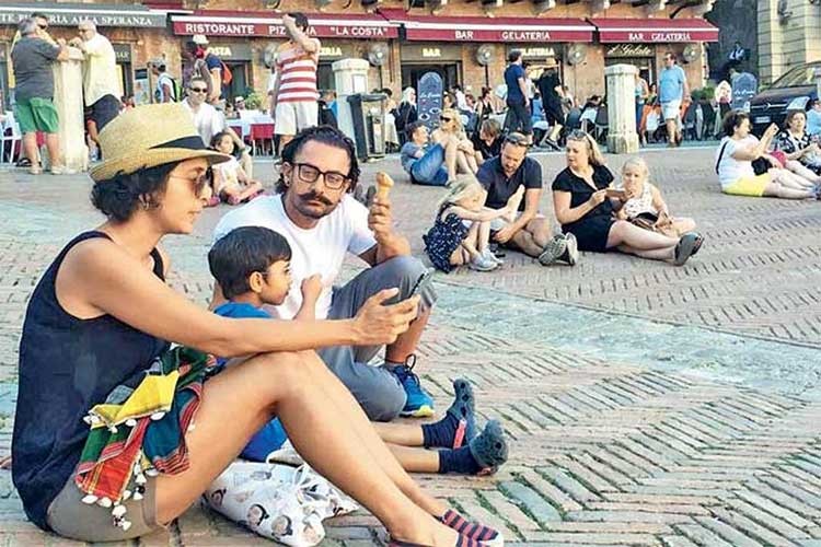 2The-way-Aamir-Khan-looks-at-Kiran-Rao-is-love.jpg