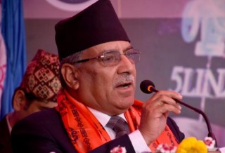 ओलीविरुद्ध चितवनमा प्रचण्डको गर्जनः कोही राष्ट्रघाती दलाल, कोही महान राष्ट्रवादी भन्ने होइन