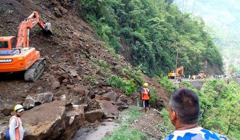 पहिरोले मध्यपहाडी लोकमार्ग र बागलुङ–म्याग्दी सडक अवरुद्ध