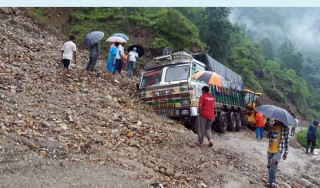 वर्षापछिको पहिरोले नारायणगढ–मुग्लिन सडक अवरुद्ध