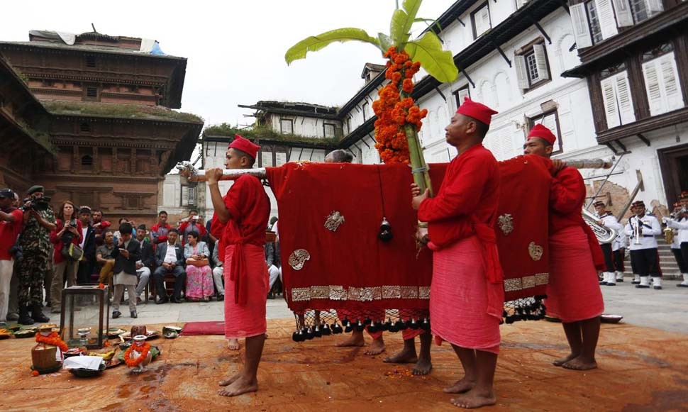 बडादशैं अन्तर्गत आज फूलपाती,  घर घरमा फूलपाती भित्र्याइँदै