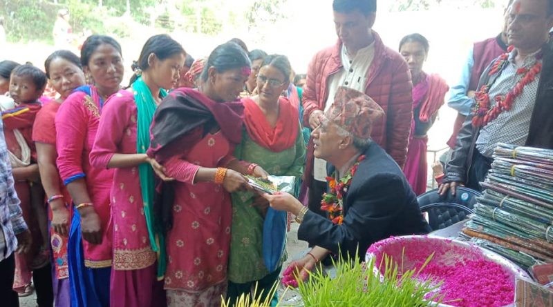 गुल्मीको माझी बस्तीमा आजै दशैको हर्षोल्लास, नेता भण्डारीद्धारा दक्षिणा, उपहार र भोजनको व्यवस्था
