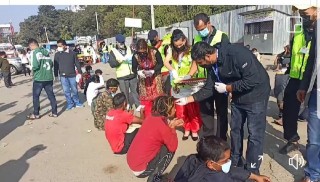 खाना खुवाउँदै आएको हाम्रो टिम नेपालले खुला मञ्चमा सर्वसाधारणलाई टीका लगाईदियो