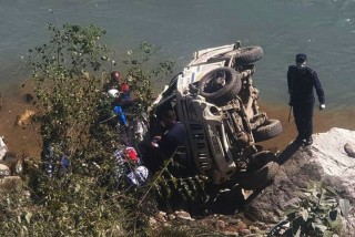 रातोपहिरोमा  जीप दुर्घटना, एक जनाको मृत्यु १० घाइते