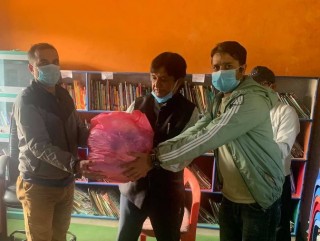 पाल्पाको रामपुर १० का विद्यालयमा मास्क र सेनिटाइजर वितरण