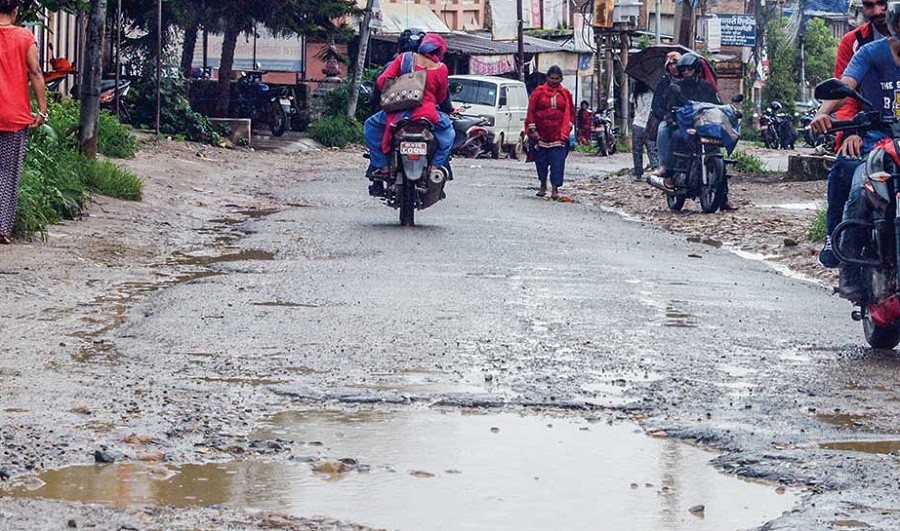 कहिले सुधार होला सातदोबाटो गोदावरी सडक ?