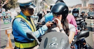 ट्राफिक चेकिङमा थप कडाई, दिउँसो पनि माापसे जाँचिदै