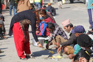 खुल्लामञ्चमा खाना खान आउने र नगर प्रहरीबीच झडप