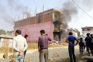 महोत्तरीको बर्दिबासमा  बालिकाको हत्या आरोपमा पक्राउ परेका व्यक्तिको घरमा आगजनी