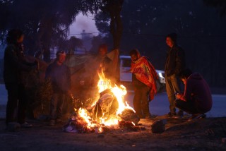 शीतलहर पीडित जनता भन्छन् – ‘अब भोट माग्न आए दुवै औठाले छाप’