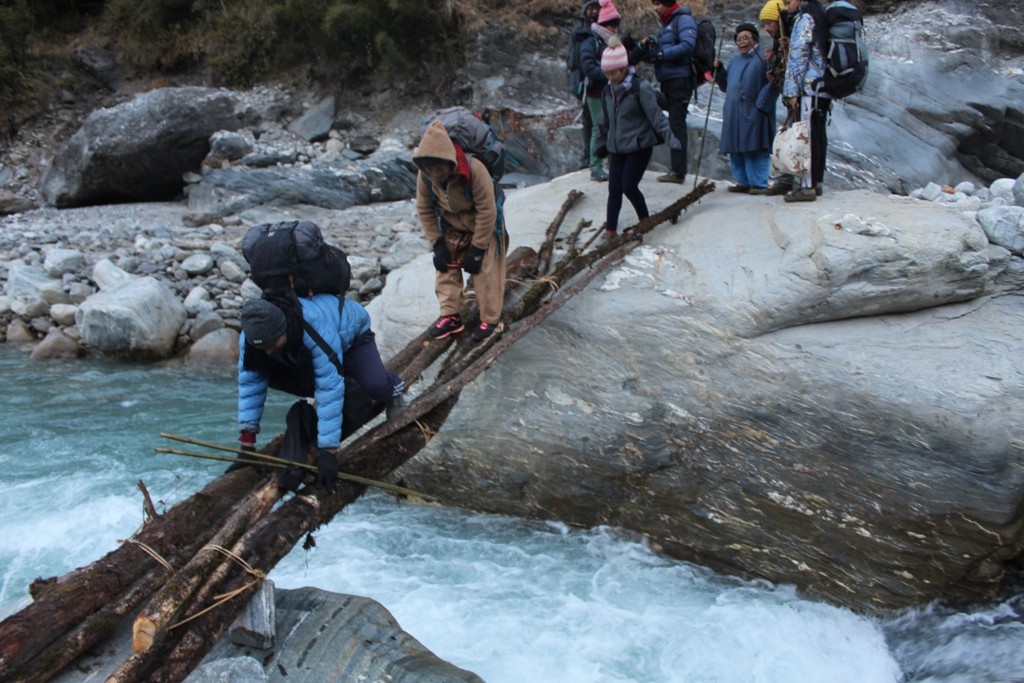 पुल नहुदा धौलागिरि आइसफल पदमार्गमा जोखिम (भिडियोसहित)