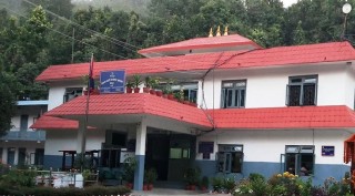 ठेकेदारले गरे महिलालाई खाल्टो खनेर पुर्ने प्रयास