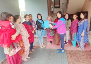 निर्धन उत्थान लघुवित्त संस्थाले झण्डै २२ लाख रुपैयाँ छात्रवृत्ति वितरण गर्दै