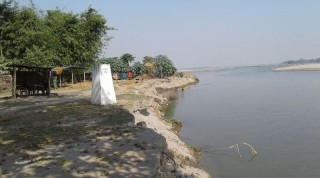 नेपाल–भारत सीमा छुट्याउने पिलर आँगनमा