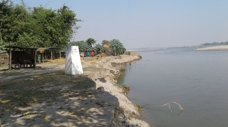 नेपाल–भारत सीमा छुट्याउने पिलर आँगनमा