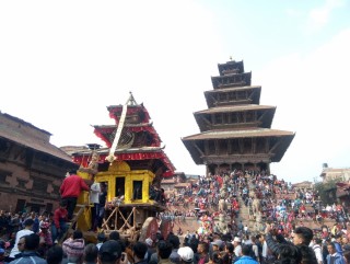 बिस्केट जात्राको आज मुख्य दिन, लिङ्गो उठाइँदै