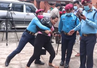 पार्टी कार्यालयमै गएर मुख्यमन्त्रीलाई ‘बलात्कारी’ भनेपछि...