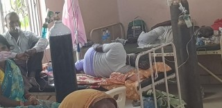 दिल्लीजस्तै दृश्य वीरगञ्जमा : एउटै बेडमा तीनजना संक्रमितको उपचार