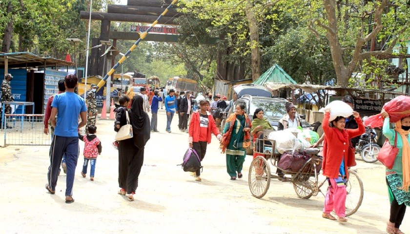 कोरोना बोकेर गाउँतिर...