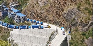 चीनले उपलब्ध गराएको ३० हजार लिटर तरल अक्सिजन तातोपानी आइपुग्यो