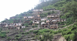 सडक खन्दा गाउँ भासिएपछि १३७ परिवार १६ दिनदेखि जंगलमा अलपत्र