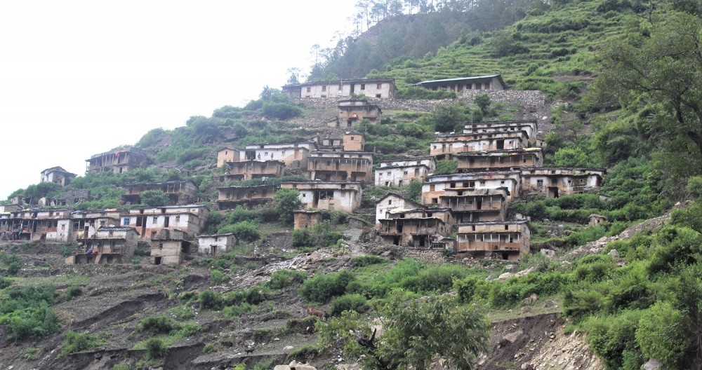 सडक खन्दा गाउँ भासिएपछि १३७ परिवार १६ दिनदेखि जंगलमा अलपत्र