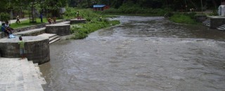 काठमाण्डाै उपत्यकाकाे फोहर नउठ्दा वाग्मतीलगायत नदी प्रदूषित बन्ने खतरा