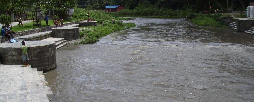 काठमाण्डाै उपत्यकाकाे फोहर नउठ्दा वाग्मतीलगायत नदी प्रदूषित बन्ने खतरा