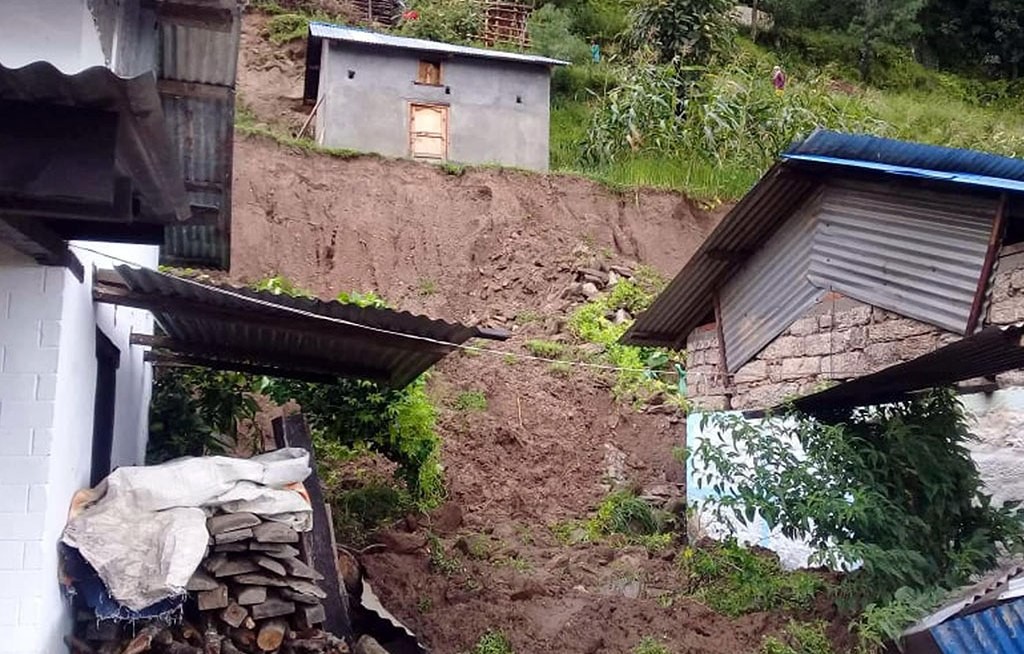 पहिरोले घर पुर्दा दुई बालकसहित ३ जनाको मृत्यु