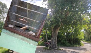 जाली काटेर आइफोन चोरी