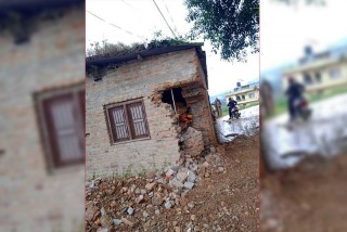 वडाध्यक्षद्वारा उच्च अदालतको अन्तरिम आदेश उल्लंघन गर्दै स्थानीयका घरमा डोजर