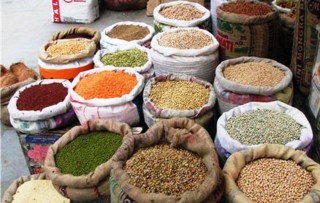म्याद सकिएका खाद्य सामग्री रिलेबलिङ गर्दै बेच्दै