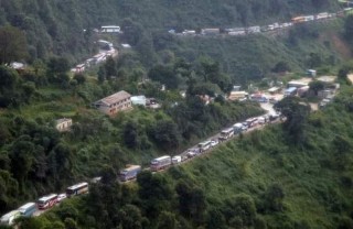 थानकोटमा ग्याँस ट्यांकर दुर्घटना, सयौं सवारीसाधन बीच बाटोमै अलपत्र