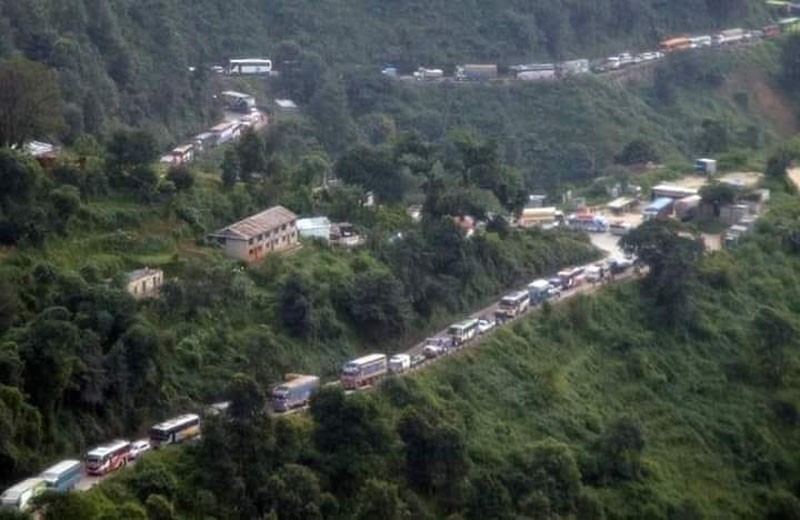 थानकोटमा ग्याँस ट्यांकर दुर्घटना, सयौं सवारीसाधन बीच बाटोमै अलपत्र