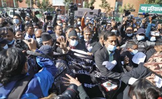 न्यायालय विवाद : सत्तागठबन्धनको आश्चर्यजनक मौनता, एमाले राजनीतिक रोटी सेक्दै