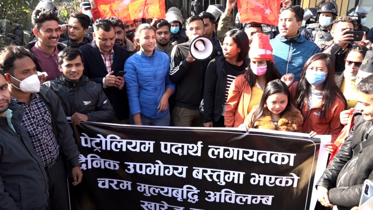 संयुक्त विद्यार्थी संगठनद्वारा आयल नियमको केन्द्रीय कार्यालय घेराउ