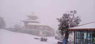 चन्द्रागिरिमा बिहानदेखि हिमपात