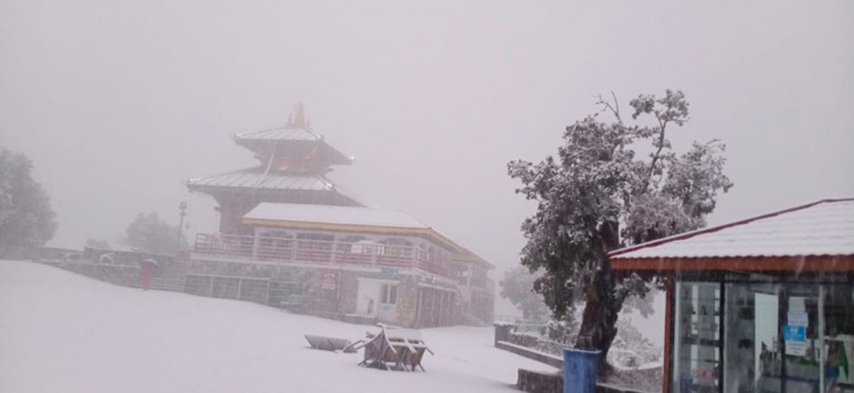 चन्द्रागिरिमा बिहानदेखि हिमपात