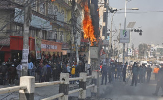 तिनकुनेमा बिजुलीको पोलमा आगलागी