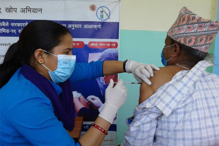 माघको पहिलो हप्ताबाट अग्रपंक्तिमा काम गर्नेलाई खोपको तेस्रो मात्रा दिईने