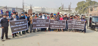 रोजिरोटी मार्न पाइँदैन भन्दै नोबेलमा विद्यार्थीको आन्दोलनविरुद्ध व्यवसायीको प्रदर्शन