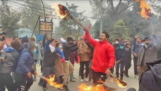 पेट्रोलियम पदार्थको मृल्यवृद्धिको विरोधमा धनगढीमा प्रधानमन्त्रीको पुत्ला दहन