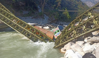 अरुणमा लगाइएको बेलिब्रिज भाँचिदा तीन वटा ट्रक नदीमा खसे