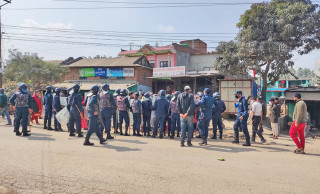 दुर्घटनापछि दाङको लमही–तुलसीपुर सडक खण्ड तनावग्रस्त,५ राउण्ड अश्रुग्याँस प्रहार
