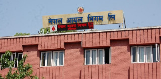 जनताको ढाड सेक्दै सरकार, पेट्रोलको मूल्य २५० पुग्ने