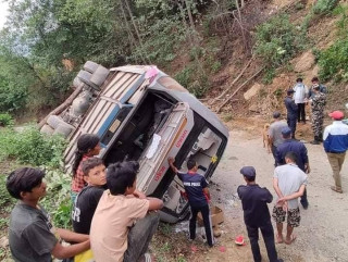 अत्तरियाबाट बाजुरा गइरहेको बस दुर्घटना