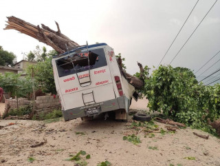 रुख ढलेर कैलालीमा बस र भरतपुरमा अटो किचिदा एकको मृत्यु, ६ घाइते