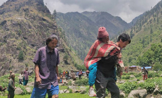 १ लाख ३५ हजार भाडा तिरेर हेलिकप्टरमार्फत सुत्केरीको उद्धार