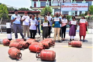 मूल्यवृद्धिविरुद्ध खाली सिलिण्डर राखेर मुख्यमन्त्री कार्यालय अगाडि प्रदर्शन